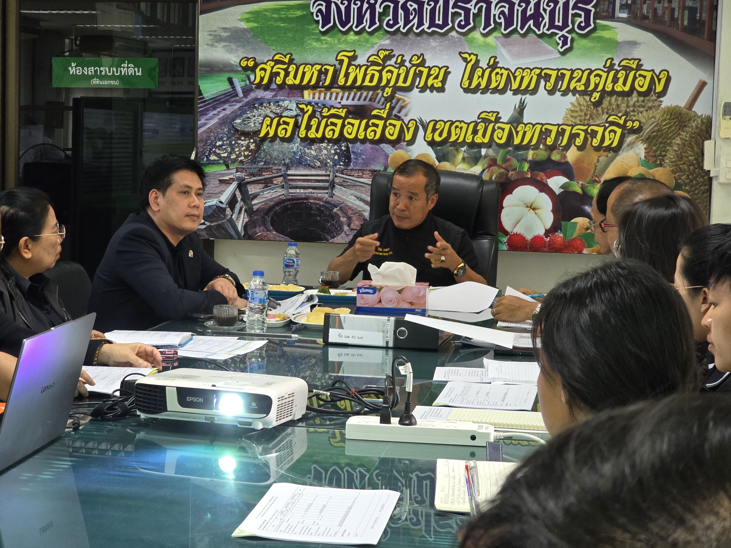 title - วันที่ 13 สิงหาคม 2569 เวลา 14.00 น. นายวิทูล ประดิษฐบุญ ปฏิรูปที่ดินจังหวัดปราจีนบุรี พร้อมด้วย ผู้อำนวยการกลุ่ม/ฝ่าย และเจ้าหน้าที่ ส.ป.ก.ปราจีนบุรี ให้การต้อนรับและเข้าร่วมประชุมพร้อมรายงานผลการดำเนินงานตามแผนงาน/โครงการ ผลการเบิกจ่ายเงินงบประมาณ ประจำปีงบประมาณ พ.ศ. 2569 และรายงานปัญหาอุปสรรค